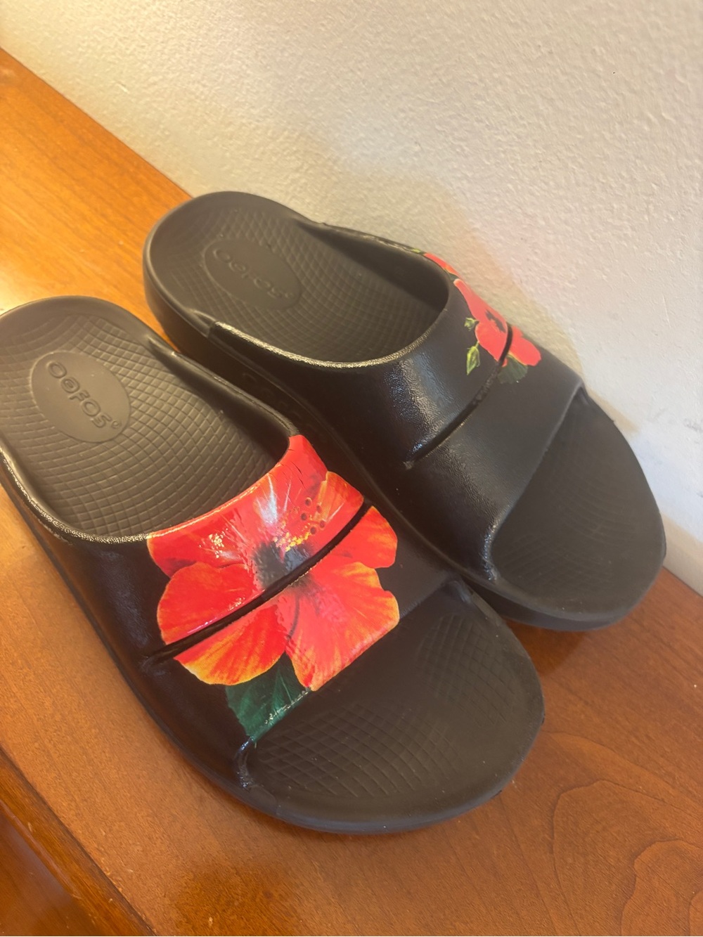 OOFOS OOahh Limited Slide Pop Hibiscus Floral Sandals Women 6 EU 37